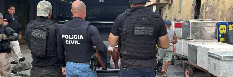 Policiais civis estão de costas