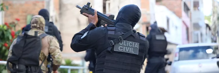 Policiais civis estão de costas