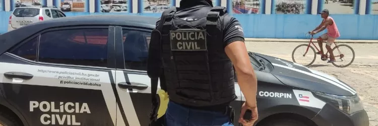 Um PC está em frente a uma viatura