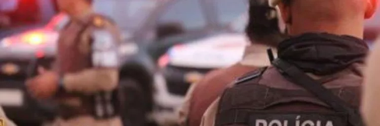 Policial militar de costas