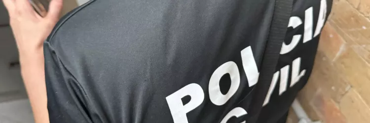 Policial civil de costas