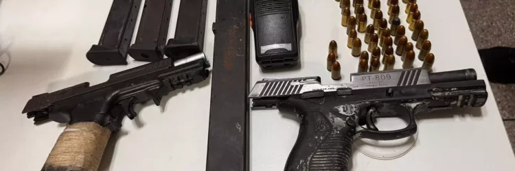 Materiais apreendidos são exibidos