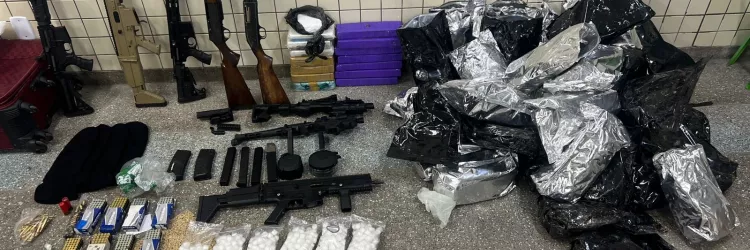 Materiais apreendidos são exibidos