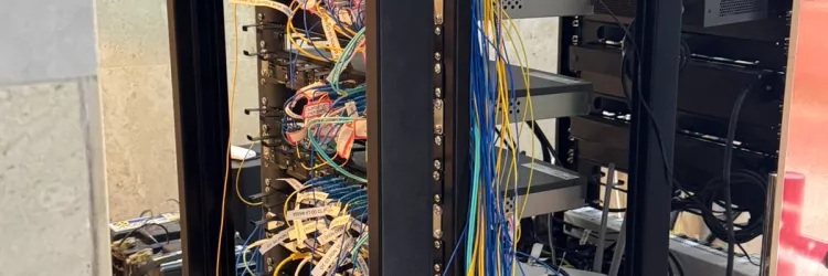 Um homem foi preso em flagrante pelo crime de receptação qualificada, durante o cumprimento de mandados de busca e apreensão em uma empresa de fornecimento de internet, na manhã desta quinta-feira (4), em Feira de Santana.  O estabelecimento comercial funcionava utilizando equipamentos furtados de grandes empresas de telefonia. No local, policiais da Delegacia de Repressão a Furtos e Roubos (DRFR) de Salvador apreenderam 24 materiais eletrônicos adquiridos de forma ilícita, além de cinco baterias estacionár