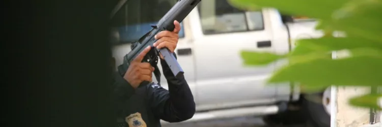 Um PC aponta uma arma