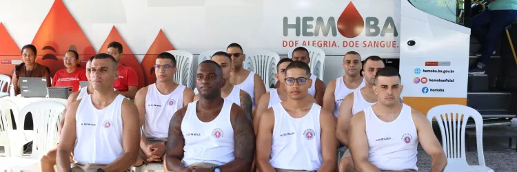 Alunos-a-soldado da PMBA participam de campanha de doação de sangue
