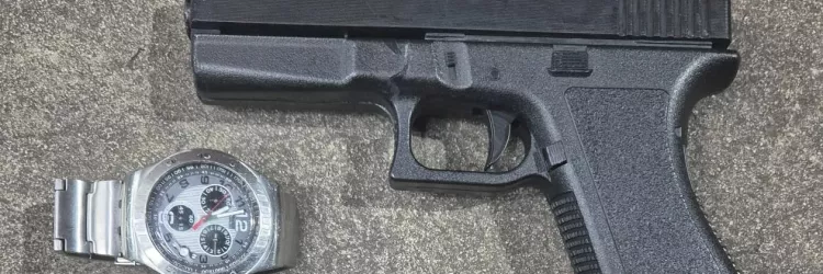 Arma de brinquedo foi encontrada com o suspeito