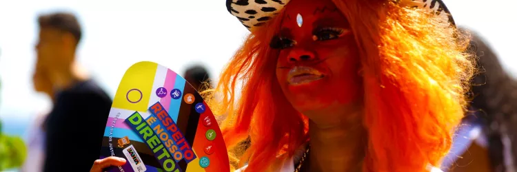 Uma mulher segura um cartaz pedindo respeito