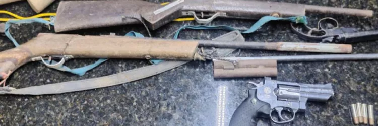 Materiais encontrados são fotografados