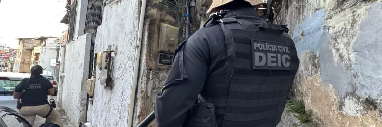 Policiais civis estão de costas