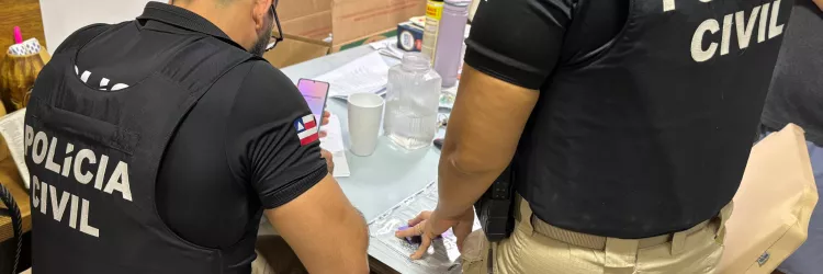 Policiais apreendem documentos durante a operação