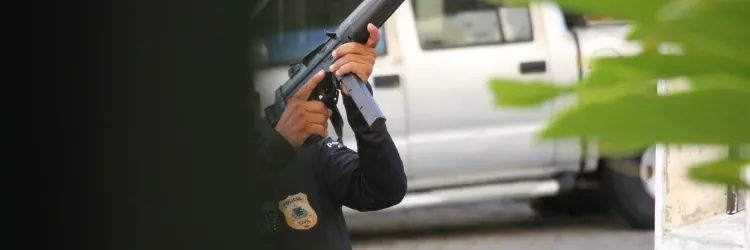 PC aponta uma arma durnate a operação