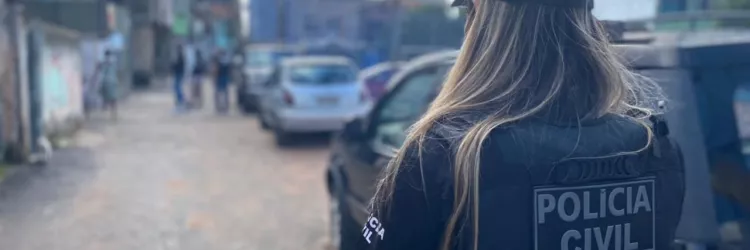 Um homem de 43 anos foi preso, na quinta-feira (18), após descumprir medidas protetivas impostas pela justiça, no âmbito da Lei Maria da Penha. A detenção foi efetuada por uma equipe da Delegacia Especial de Atendimento à Mulher (DEAM) de Vitória da Conquista, no sudoeste da Bahia, em cumprimento a um mandado judicial.   A prisão ocorreu na Fazenda Paraíso, localizada na zona rural de Vitória da Conquista, no Povoado de Bate-pé. Após a detenção, o homem foi submetido a exames periciais no Departamento de Po