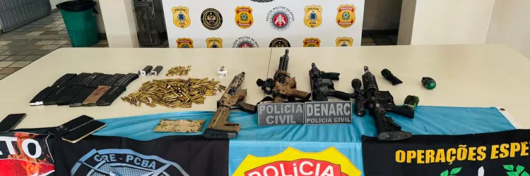 Materiais apreendidos são exibidos