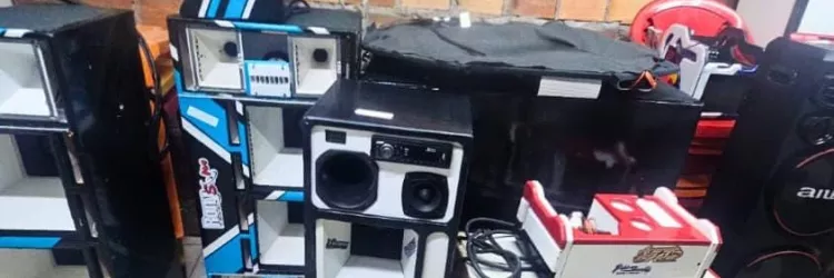 Materiais apreendidos são exibidos