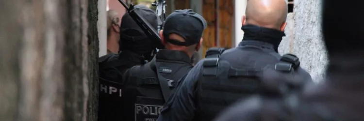 Suspeito de tráfico de drogas é preso em Vila Canária e submetralhadora da PM de São Paulo é apreendida