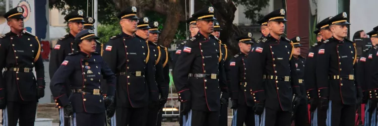 52 futuros oficiais recebem o Espadim Tiradentes