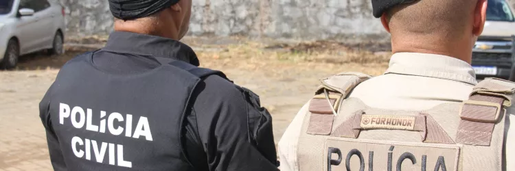 Policiais estão de costas