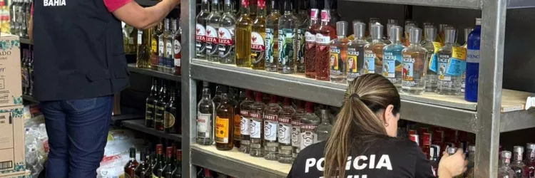 Policiais civis estão de costas