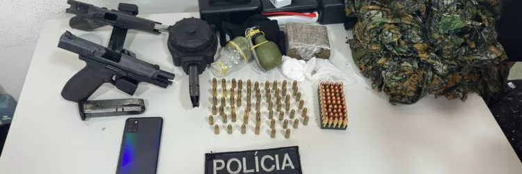 Materiais apreendidos são exibidos