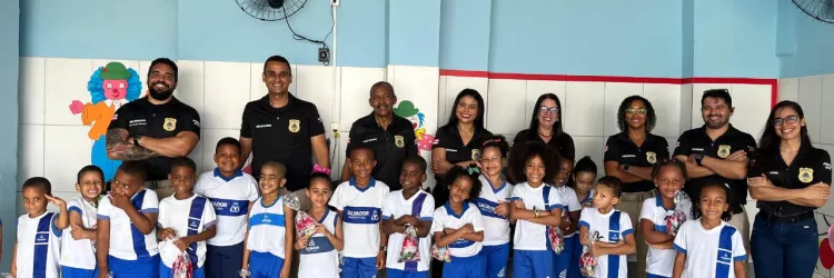 Alunos de escola municipal em Salvador participam de ação social promovida pela Polícia Civil