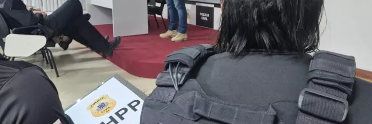 Policiais civis estão de costas