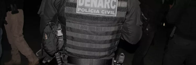 Policiais civis estão de costas