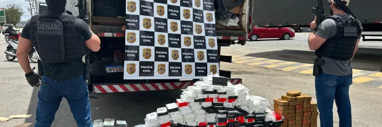 Materiais apreendidos são exibidos