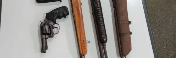 Com o reforço do patrulhamento ostensivo no Extremo Sul, a Polícia Militar alcançou nesta terça-feira (28), três suspeitos de atacar um assentamento na cidade de Itamaraju.  Pistola, revólver, espingardas, carregadores, munições e um veículo foram localizados e apreendidos pelas Forças da Segurança Pública.  O patrulhamento na região foi reforçado com equipes da Polícia Militar e da Força Nacional. A investigação e as ações de inteligência são realizadas de forma integrada pelas Polícias Civil e Federal