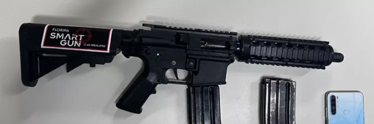 Materiais apreendidos são exibidos