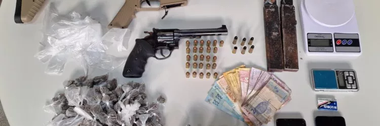 Materiais apreendidos são exibidos