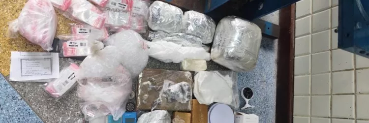 Materiais apreendidos são exibidos