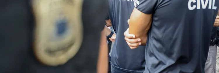 Polícia Civil autua homem em Camaçari por manter companheira em cárcere privado e resistir à prisão