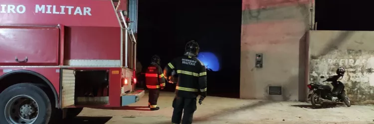 Bombeiros do 17º BBM combatem incêndio em galpão de pneus em Barreiras