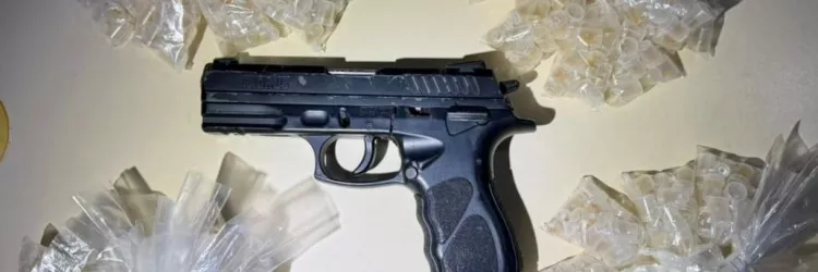 PMBA realiza prisão em flagrante de indivíduo envolvido em ataque a policiais militares e apreende arma de fogo e drogas em Portão