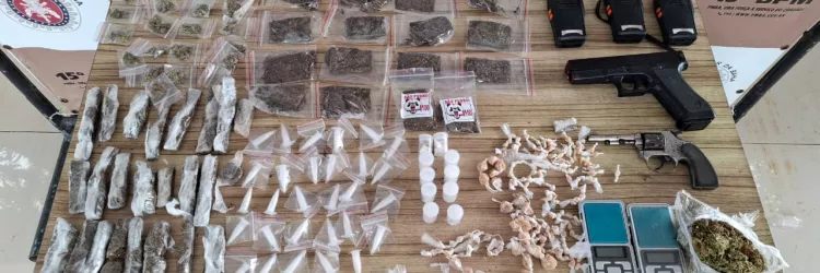 PM apreende porções de drogas e arma de fogo em Itabuna