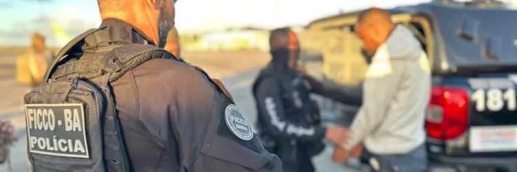 Chega a Salvador casal líder de facção capturado pela Polícia da Bahia na Bolívia