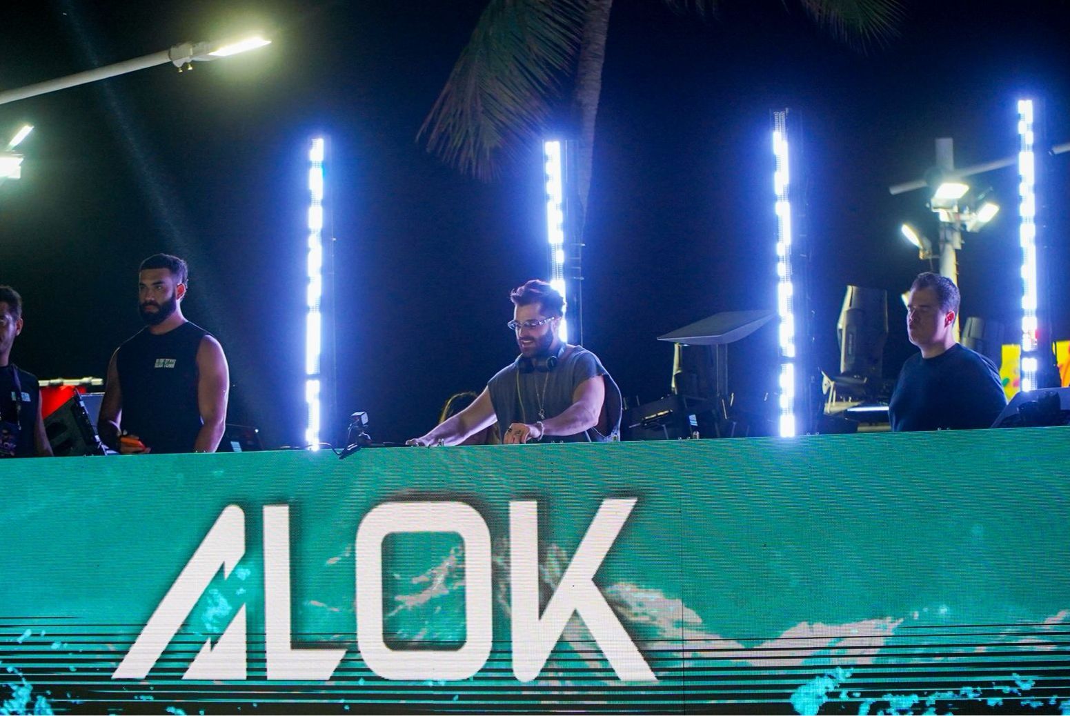 Programação do domingo (15) reuniu grandes nomes e manteve o ritmo da folia nos circuitos oficiais e bairros