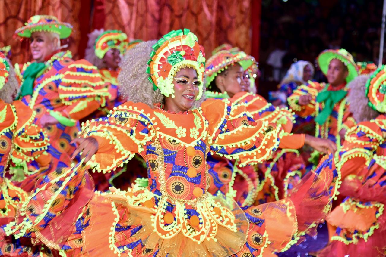 A noite foi marcada por enredos inspirados na cultura nordestina, figurinos elaborados e grandes estruturas cenográficas, que animaram as arquibancadas lotadas durante o encerramento da competição.