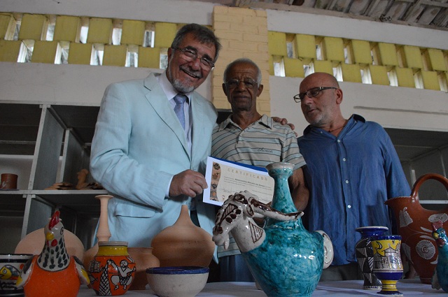 O secretário Domingos Leonelli entregou os certificados de conclusão do curso para um grupo formado por 37 artesãos