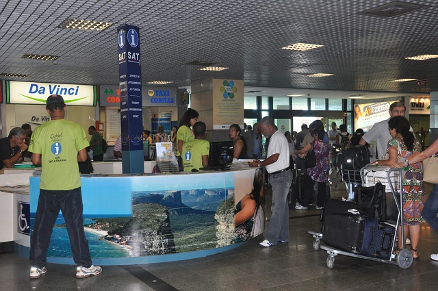 Os atendimentos foram realizados pelos integrantes do projeto Guias e Monitores e em postos do aeroporto, rodoviária e Pelourinho.