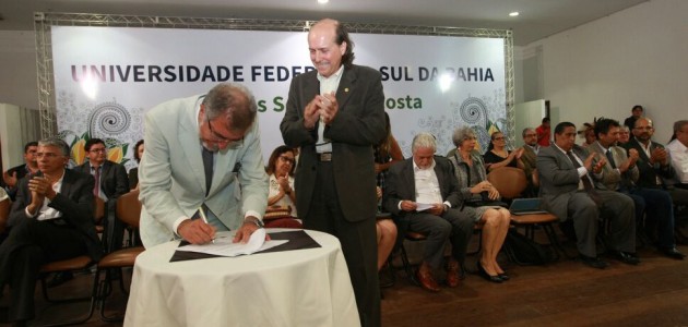 O secretário do Turismo, Domingos Leonelli, e o reitor da Universidade, Naomar Almeida Filho,. assinaram o contrato de cessão