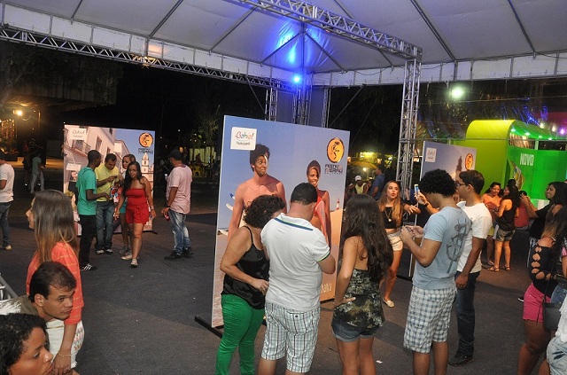 Grande número de pessoas interage tirando fotos nos painéis Fotos: Rita Barreto/ Bahiatursa