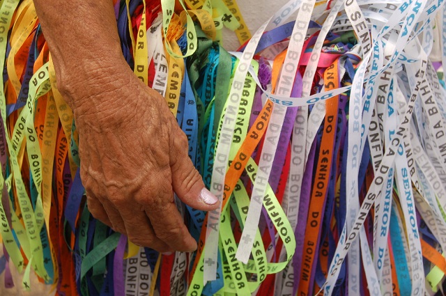 A Bahiatursa participa da feira com a presença de uma baiana recebendo os convidados com as fitas do Bonfim Foto: Rita Barreto/ Bahiatursa