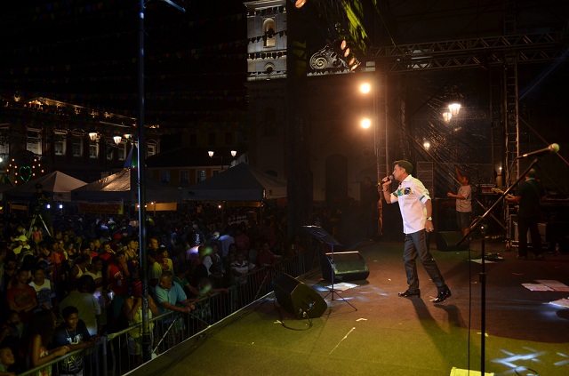 Carlos Pita canta para multidão, na madrugada deste domingo, no Terreiro de Jesus Foto: Tatiana Azeviche/ Setur