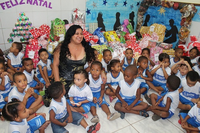 A diretora Janine Pereira Pinheiro com as crianças da creche Foto: Fernanda Belo/ Bahiatursa