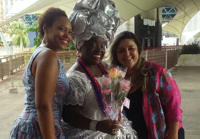 Todas as mulheres que ocupam cargos comissionados e terceirizados receberam rosas Foto: Bahiatursa