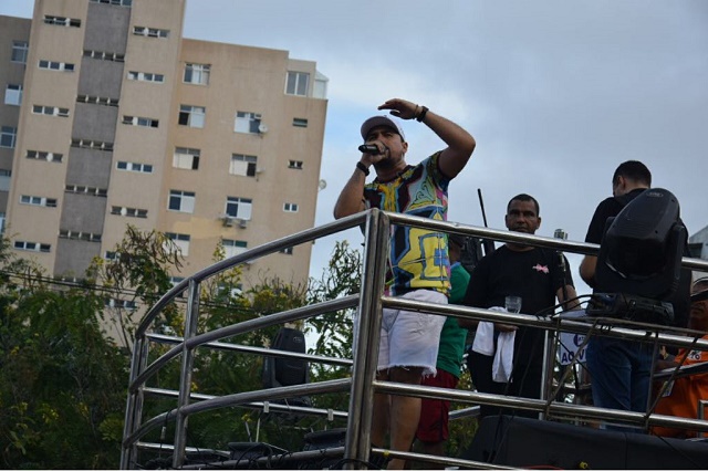 Xand, do Aviões do Forró, levantando a galera Foto: Agência Fred Pontes