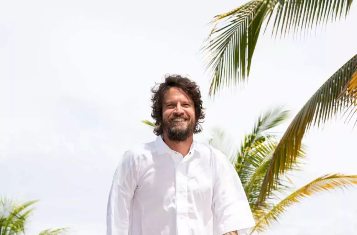 O Saulo Fernandes realiza um show gratuito neste domingo (25), a partir das 15h30, no Jardim dos Namorados, em Salvador. A apresentação é viabilizada pelo patrocínio do Governo da Bahia, por meio da Superintendência de Fomento ao Turismo do Estado da Bahia, garantindo a realização do projeto e o acesso do público a uma programação cultural aberta na capital baiana.  No palco, Saulo apresenta um repertório que percorre canções marcantes da sua trajetória e da Axé Music, em um show que também funciona como pr
