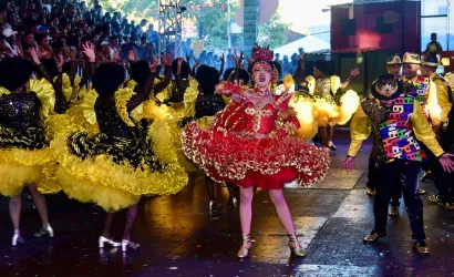 A noite foi marcada por enredos inspirados na cultura nordestina, figurinos elaborados e grandes estruturas cenográficas, que animaram as arquibancadas lotadas durante o encerramento da competição.